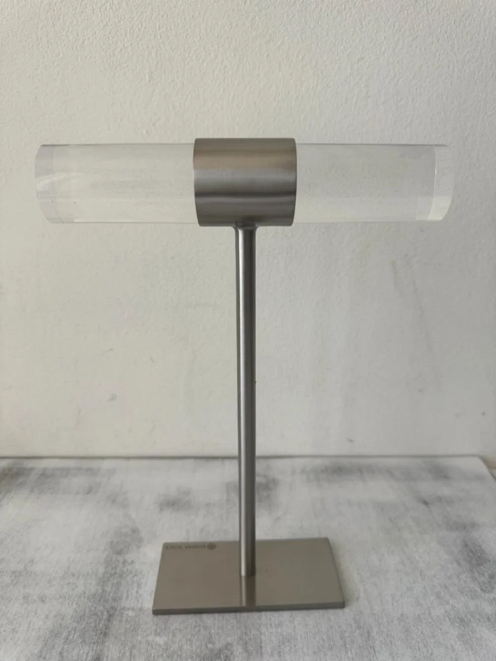 KENDRA SCOTT Silver High Acrylic Metal T Bar Jewelry Bracelet Stand Display nib